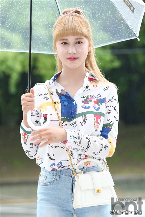 宇宙少女任多荣清新现身 KBS电台《郑恩地歌谣广