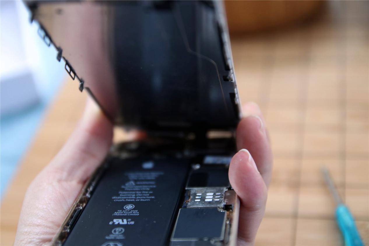 三分钟更换iPhone 6虚标电池，老手机又焕发青春了