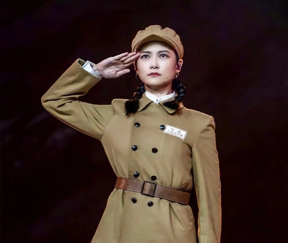 七一晚会女星:杨紫眼含热泪,高圆圆戴安全帽