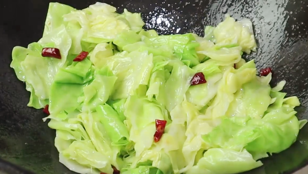 炒包菜，直接下锅出水又变色，多加1步，包菜鲜嫩爽脆，比肉还香