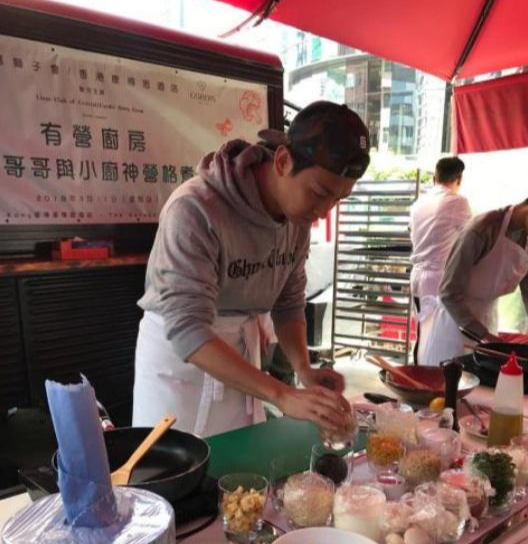 对丑妻不离不弃，邀请半个娱乐圈参加婚礼，被称为正能量男明星
