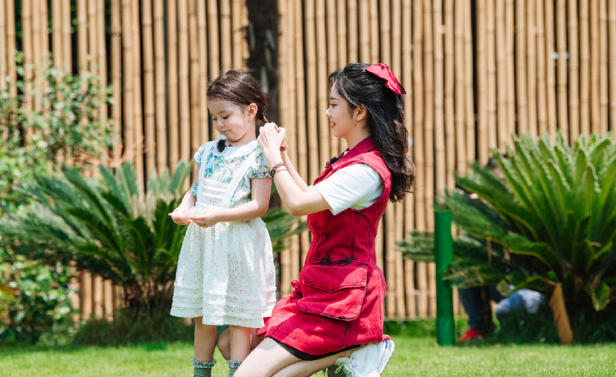 郑爽被比下去了？同框谭松韵毫无偶像包袱，差