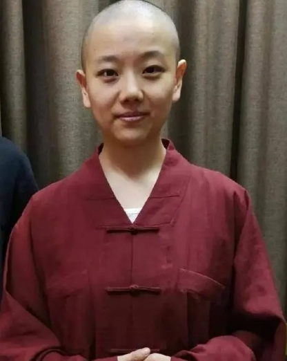 12岁爆红却毅然退圈，最终皈依佛门，小鸽子胡雅