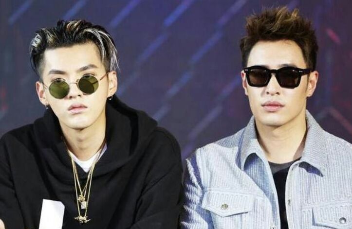 Xie Minghao and Lin Junjie and Wilber Pan are on the bar. There is ...
