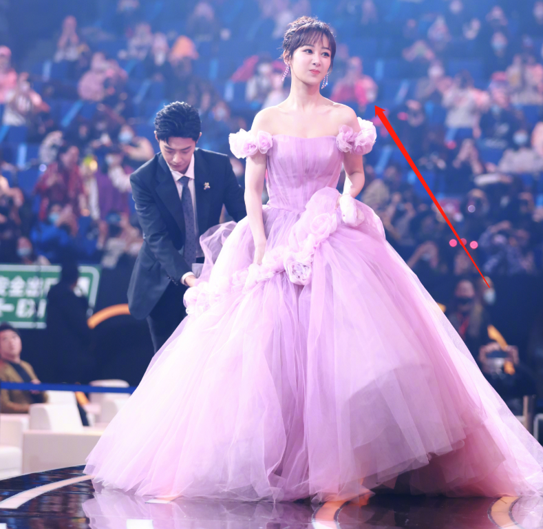 杨紫长裙走路容易摔，肖战下意识弯腰提裙摆，