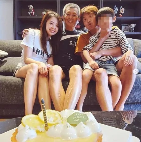 黄鸿升猝死家人悲痛欲绝，妹妹晒全家福悼念哥哥：会照顾好父亲