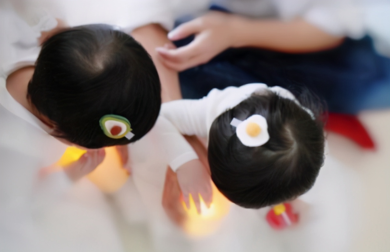 謝娜慶雙胞胎滿3歲，孕期不忘為女兒舉辦節目，跳跳俏俏近照超萌