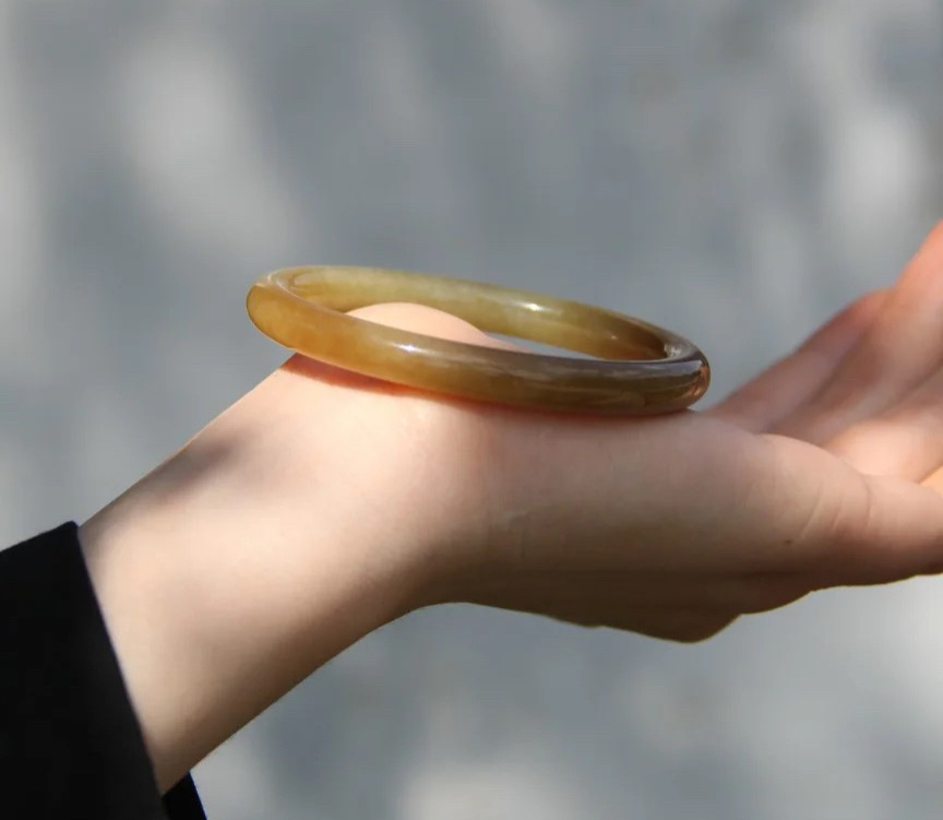 How to wear a silver bracelet or a jade bracelet is more than just a