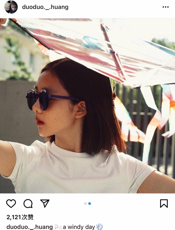 多多長大了！ 與孫莉戴墨鏡合照難辨別，捨棄成熟風改穿白衣顯清純