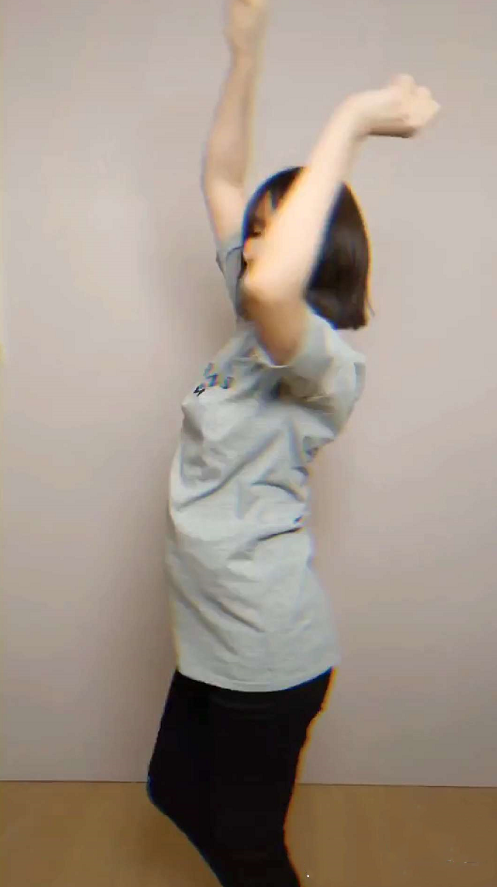 李亚男挺孕肚热舞，全程扭腰摆臀甩头动作超大，网友：小心宝宝