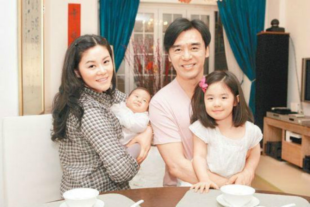日久生情，和自家经纪人结婚的大明星？网友：我就第三位
