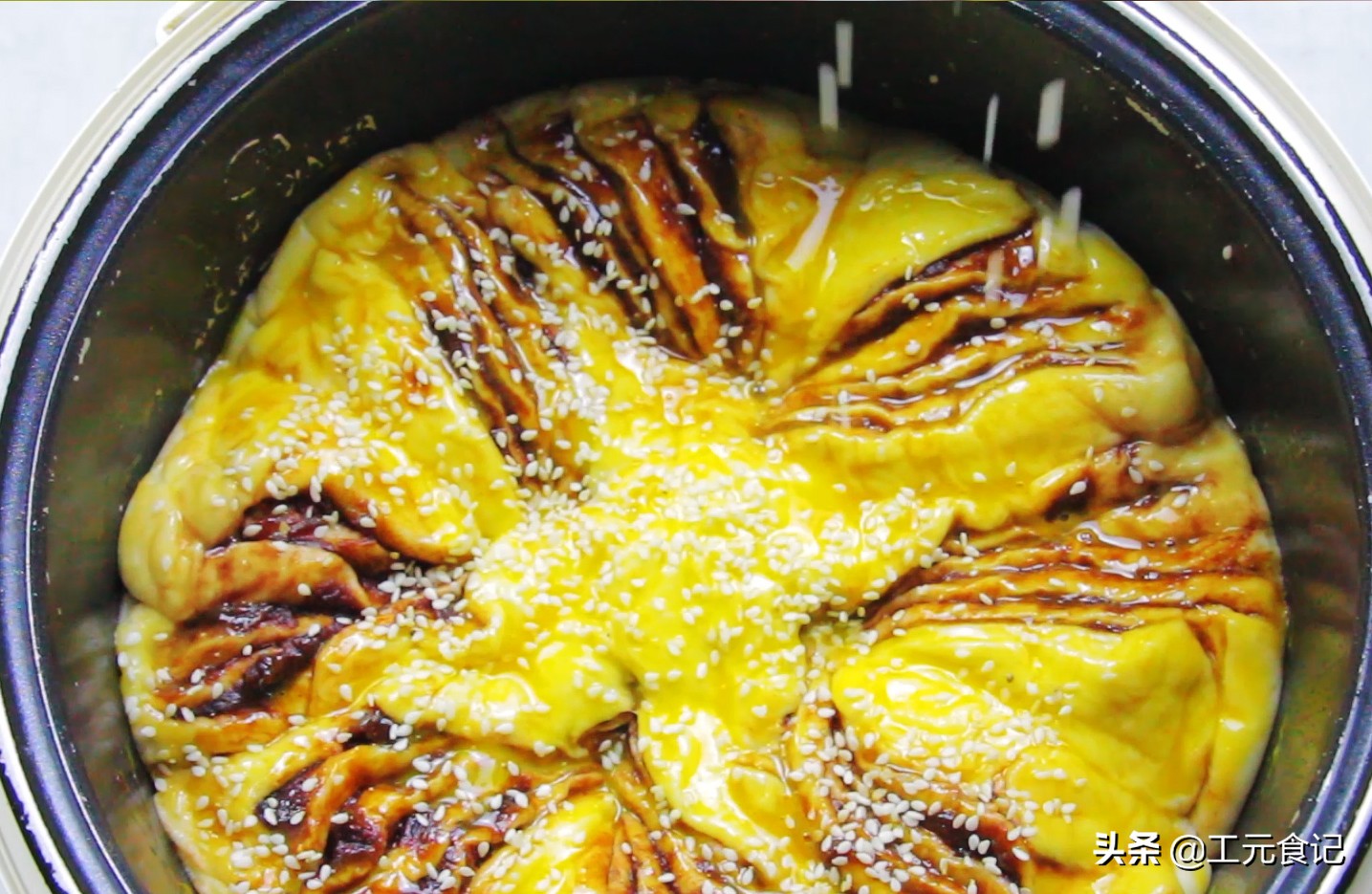 孩子最爱酸奶豆沙面包，不蒸不烤电饭煲一按，松软香甜比买的好吃