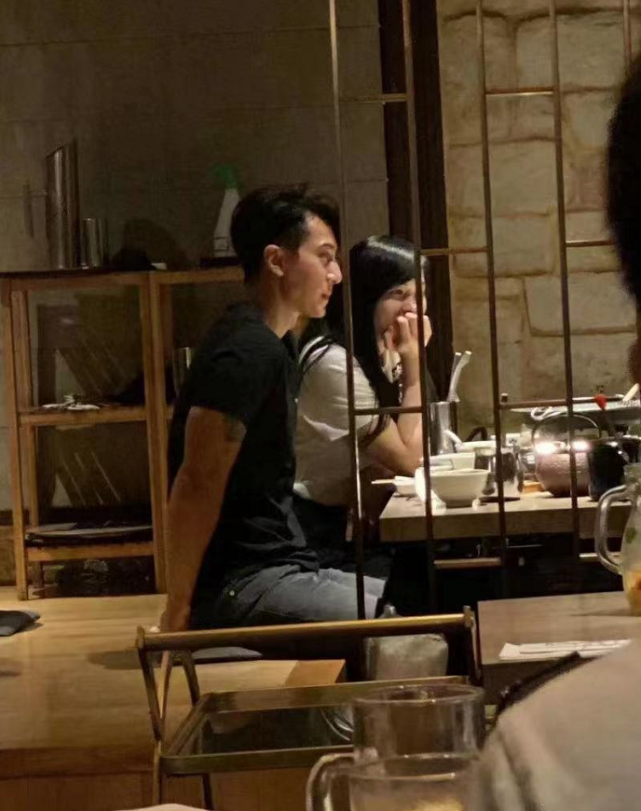 吴尊夫妇被偶遇，林丽吟长发披肩轻托下巴超女神，与老公恩爱十足
