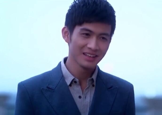 求求演员们，做烤瓷牙颜色悠着点，“夜光牙齿