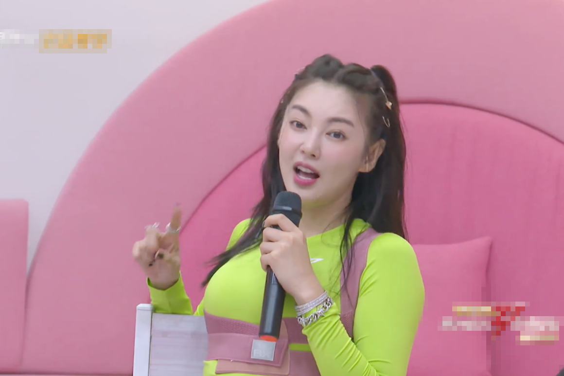 有一种严格叫张雨绮，训练时戴矫正带，前后对