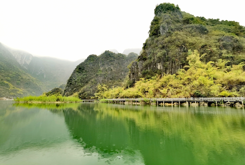 天阴不掩山水美(3)深山翡翠浩坤湖