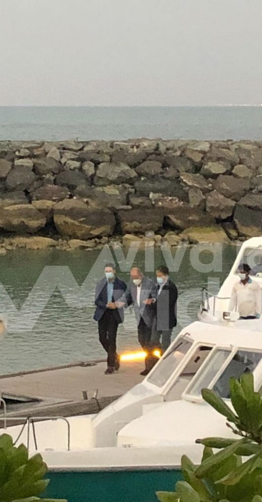 西班牙流放老国王阿联酋露面，两人搀扶情妇未现身，刚遭儿子斥责