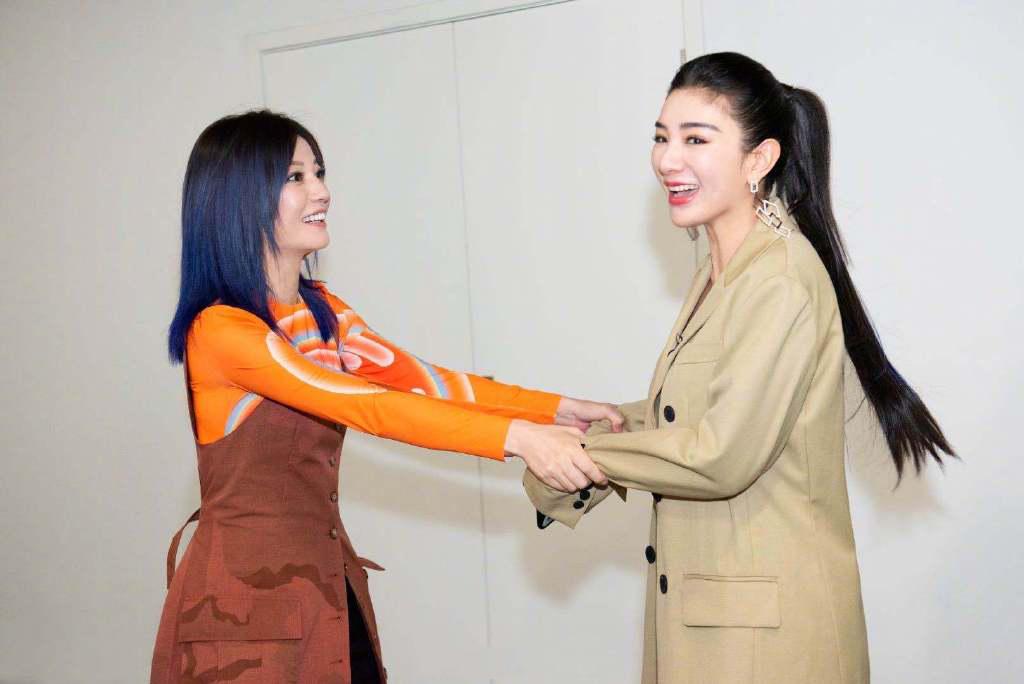 黄奕赵薇两位小燕子世纪同框，姐妹亲切互动满满回忆杀