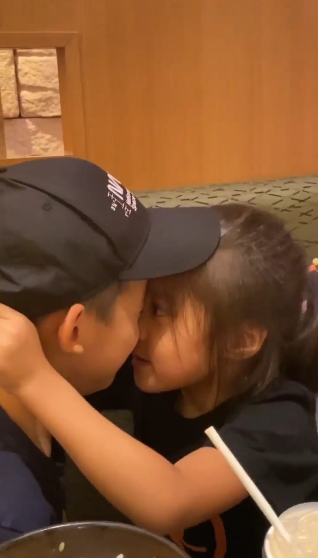 陈建州晒儿子和咘咘互喂零食超浪漫，修杰楷大方同意飞飞追咘咘