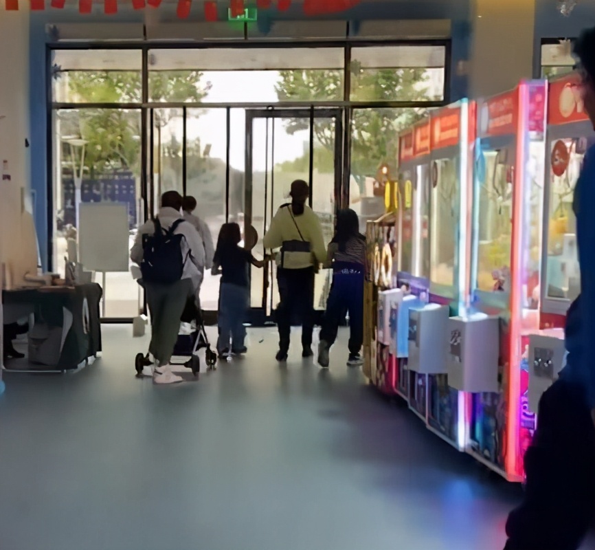 蔡少芬带三个孩子逛街被偶遇，不见张晋在身边，两位保姆贴身跟随