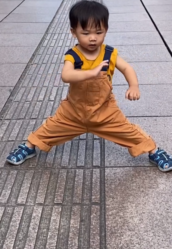 蔡少芬公园遛娃，2岁鱼蛋撸起袖子拿着竹竿，似执剑行侠仗义萌翻