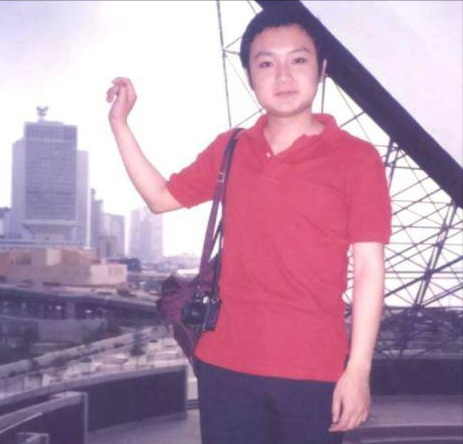 23岁爆红，娶18岁初恋，28岁儿子夭折，欧阳奋强如今怎样了？