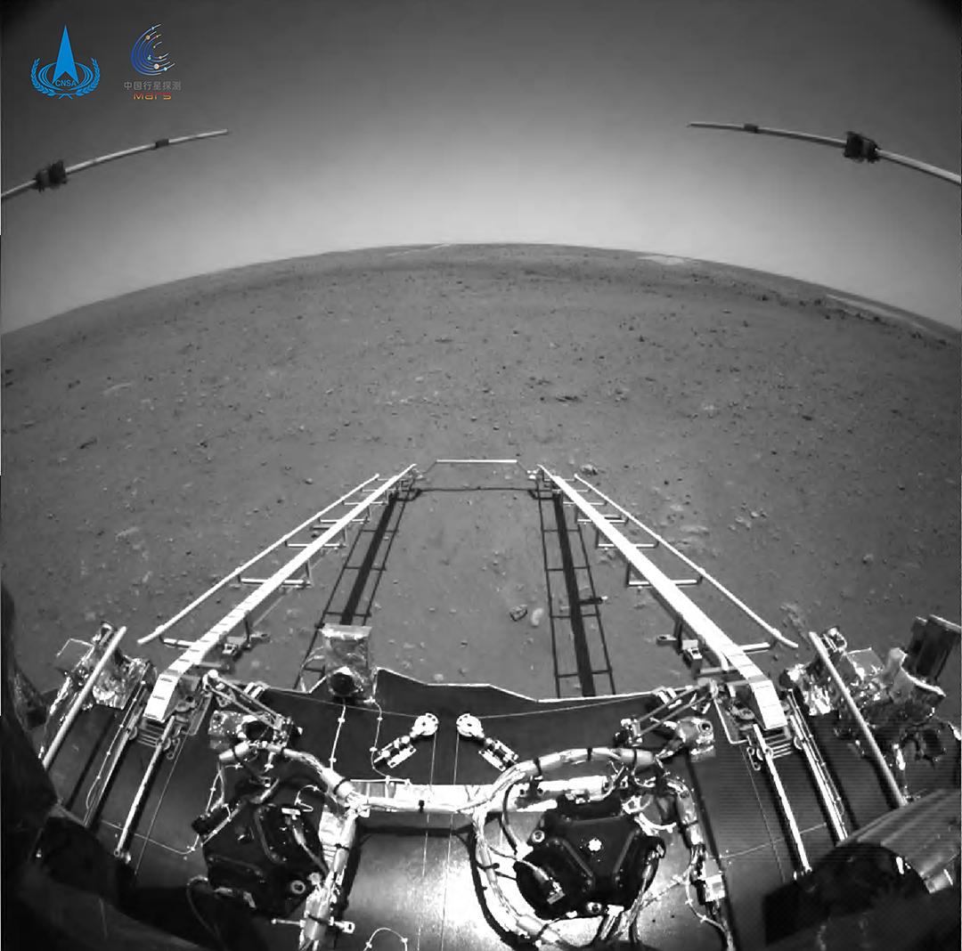 中国首张火星表面照片来了！为什么用了4天，而美国只用20分钟？