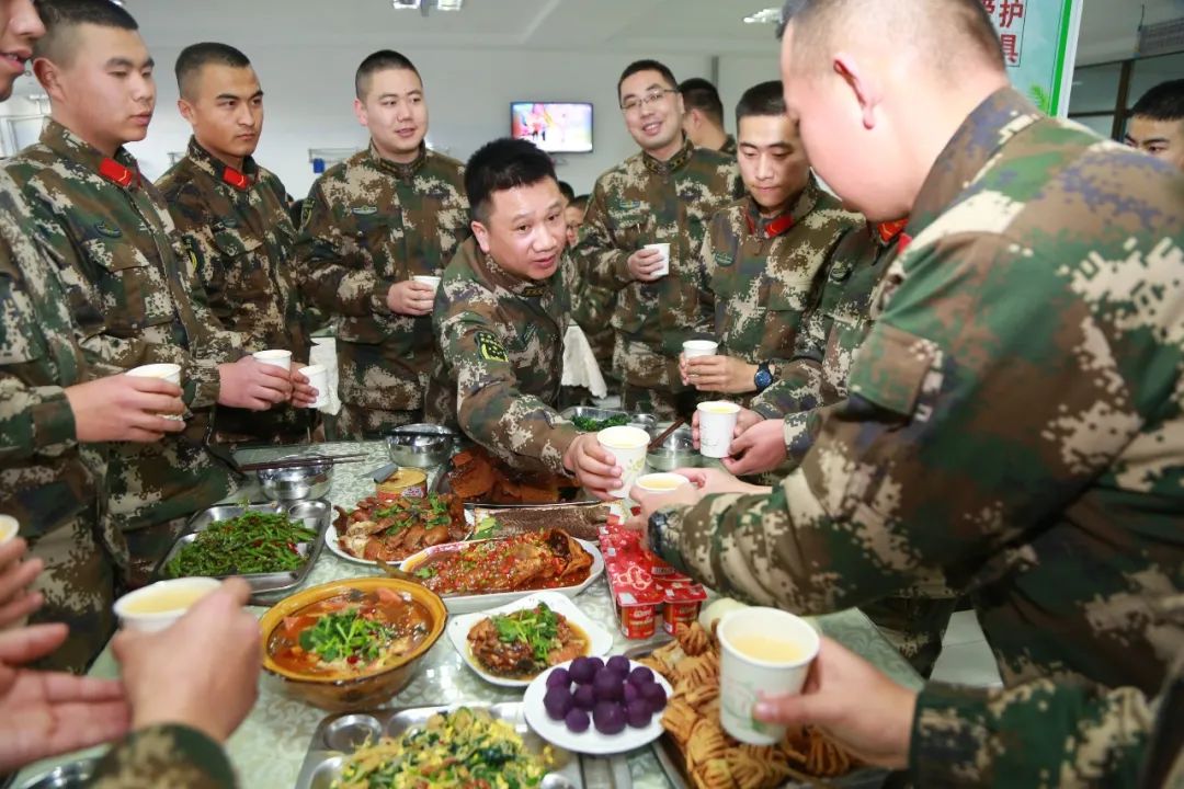 兵哥哥的“年夜饭”，看看哪个单位的伙食你最喜欢？