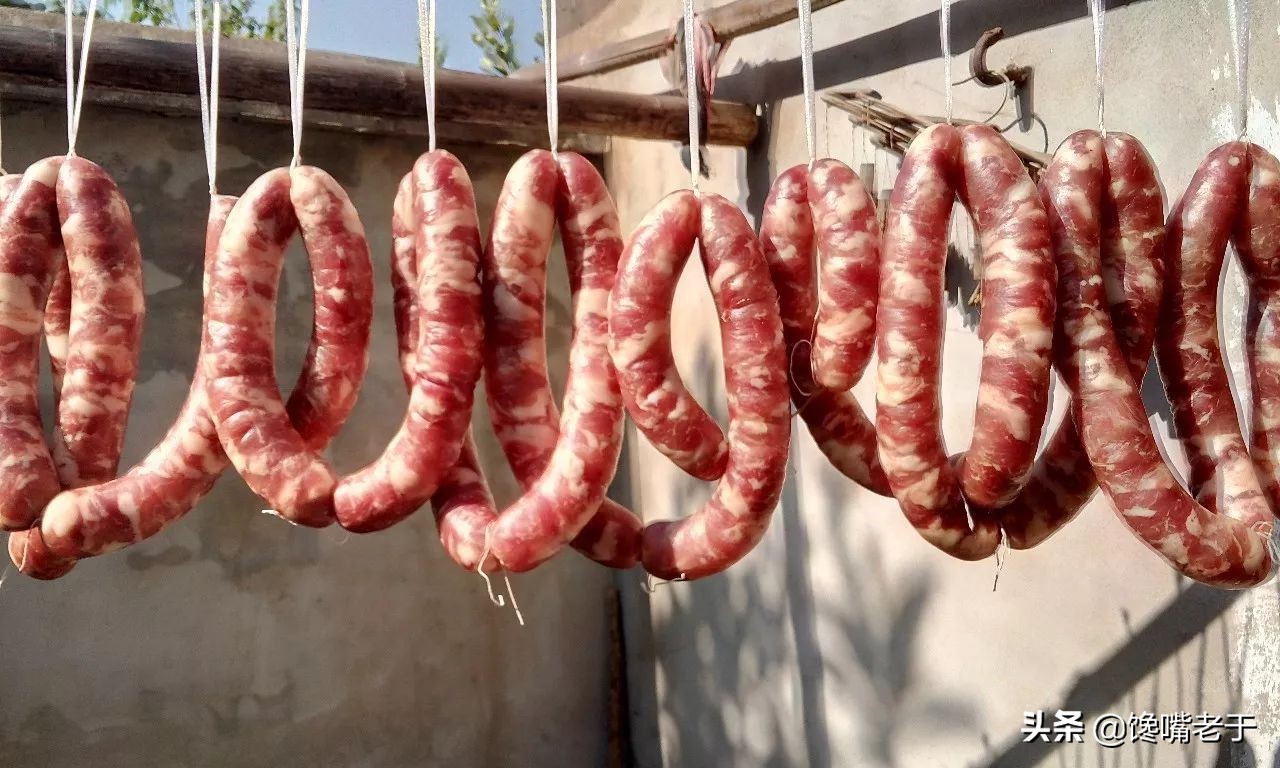 When filling sausages, remember this salt ratio!The sausages are