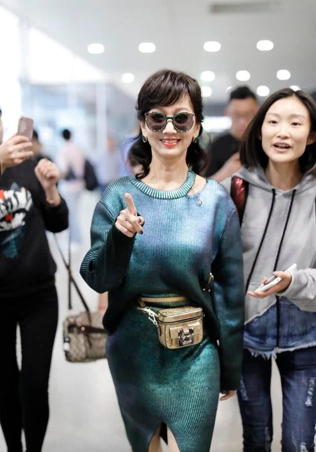 赵雅芝真的老了，66岁了还穿“人鱼裙”，看到腿部太显老态