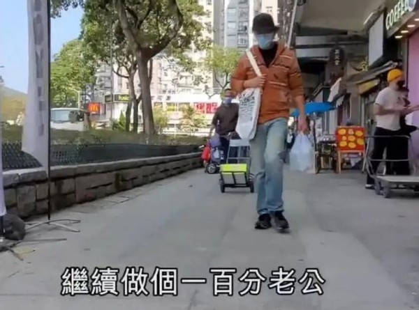 劉青雲夫婦罕露面，拎布包買菜打扮樸素，劉青雲留長發被認成老婆