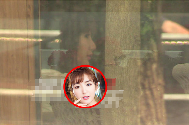 毛晓彤与好友聚会喝咖啡，妆容精致状态好，纤细身材如芭比娃娃