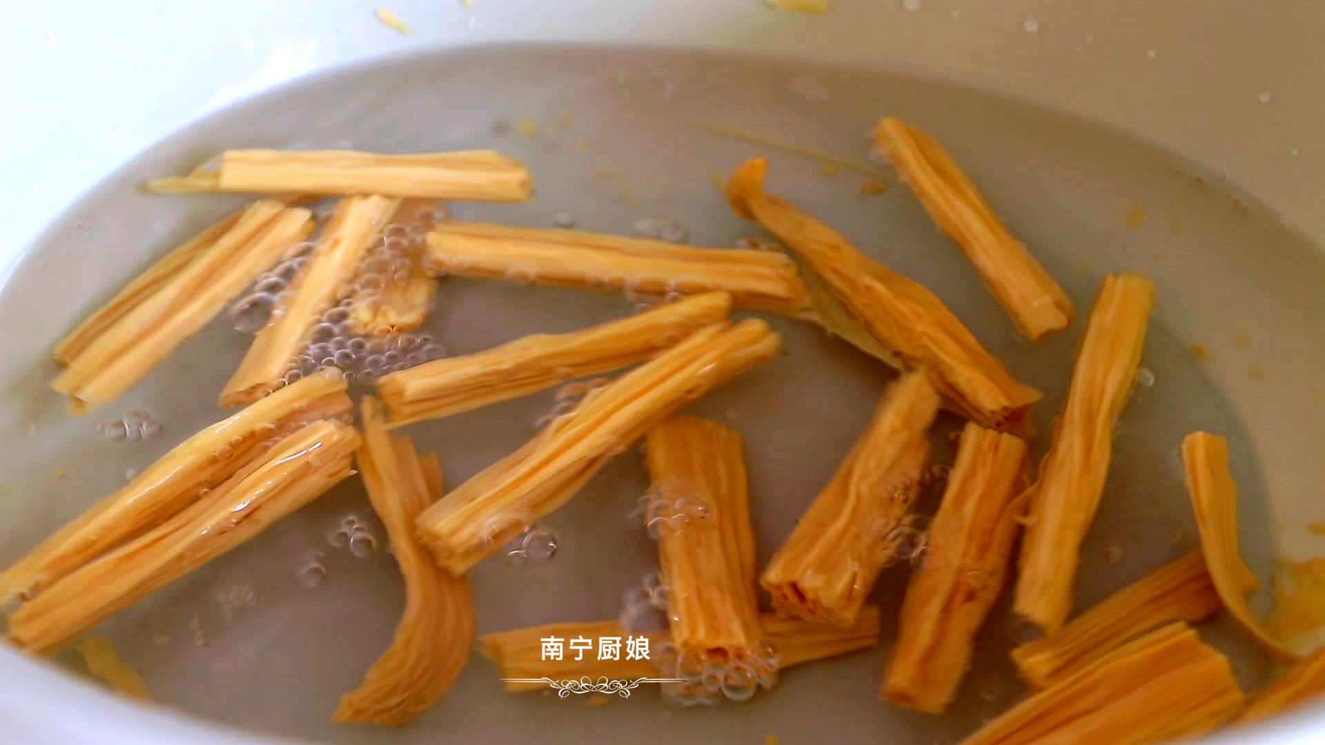 做红烧鸡翅，很多人下锅前就做错了，难怪做出来肉质发柴、腥味重