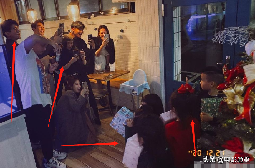 咘咘波妞穿姐妹装，近照放大三倍，这“葡萄眼”也太抢镜了吧