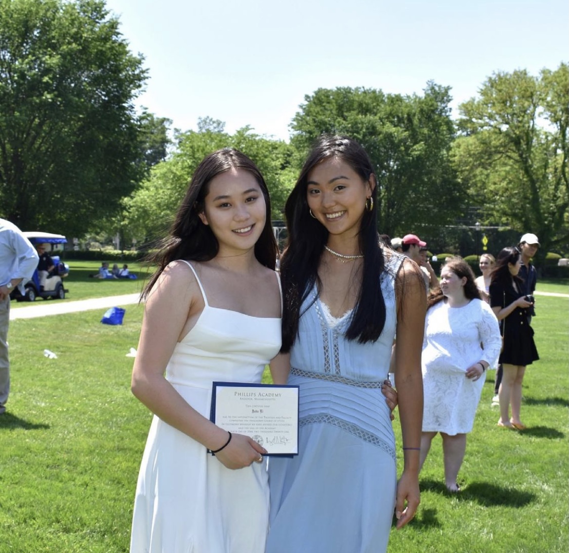 李连杰小女儿盛装出席高中毕业礼，穿白色礼服显清纯，难掩好身材