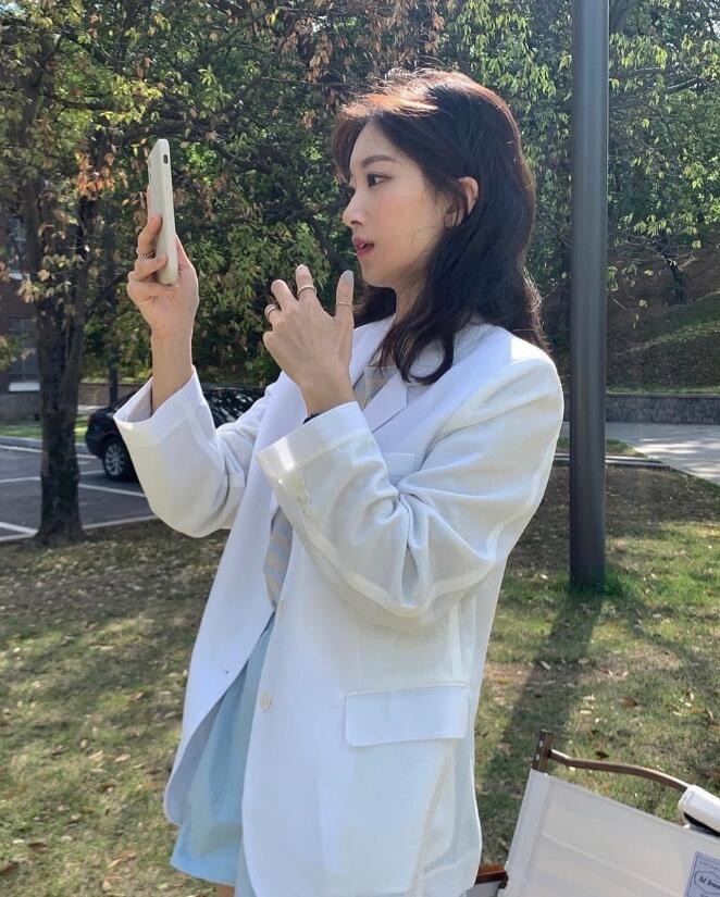 长相清新甜美而又略带知性 典型的简约韩系穿搭博主
