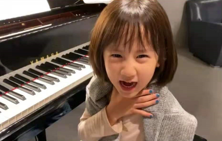 黃磊二女兒長大了！ 7歲染藍髮做美甲被指太成熟，育兒方式引爭議
