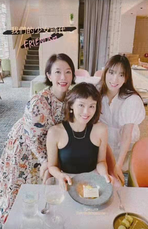 41岁吴佩慈近况曝光，懒理纪晓波公司风波，与豪门阔太聚会心情好