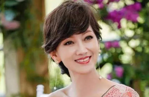 赵雅芝去养老院看望老人,明明只差10岁,看起来