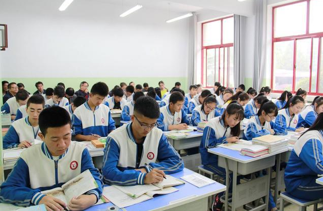 “取消英语”主课地位，各方意见不一，91岁老教授出面表明立场