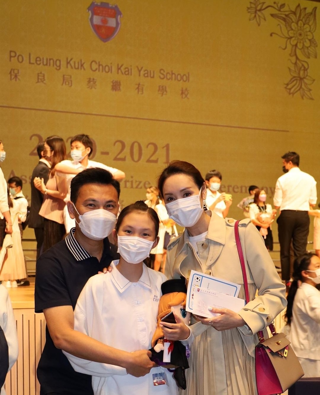 郭可盈参加女儿小学毕业典礼，林天若连获3年学科冠军，成绩优异