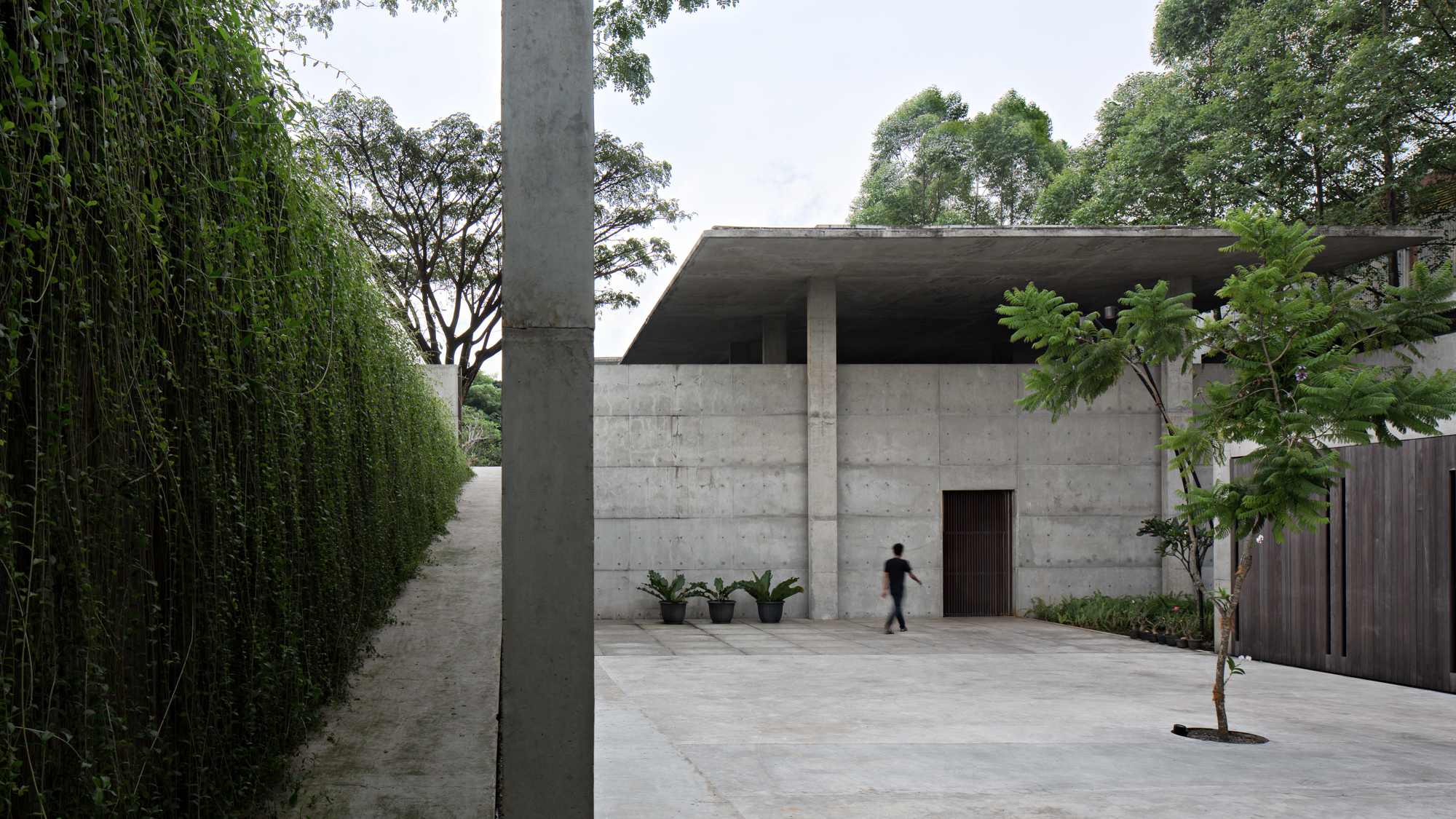 2000m²清水混凝土别墅，仅四居室却有700m²水池和3000m²花园