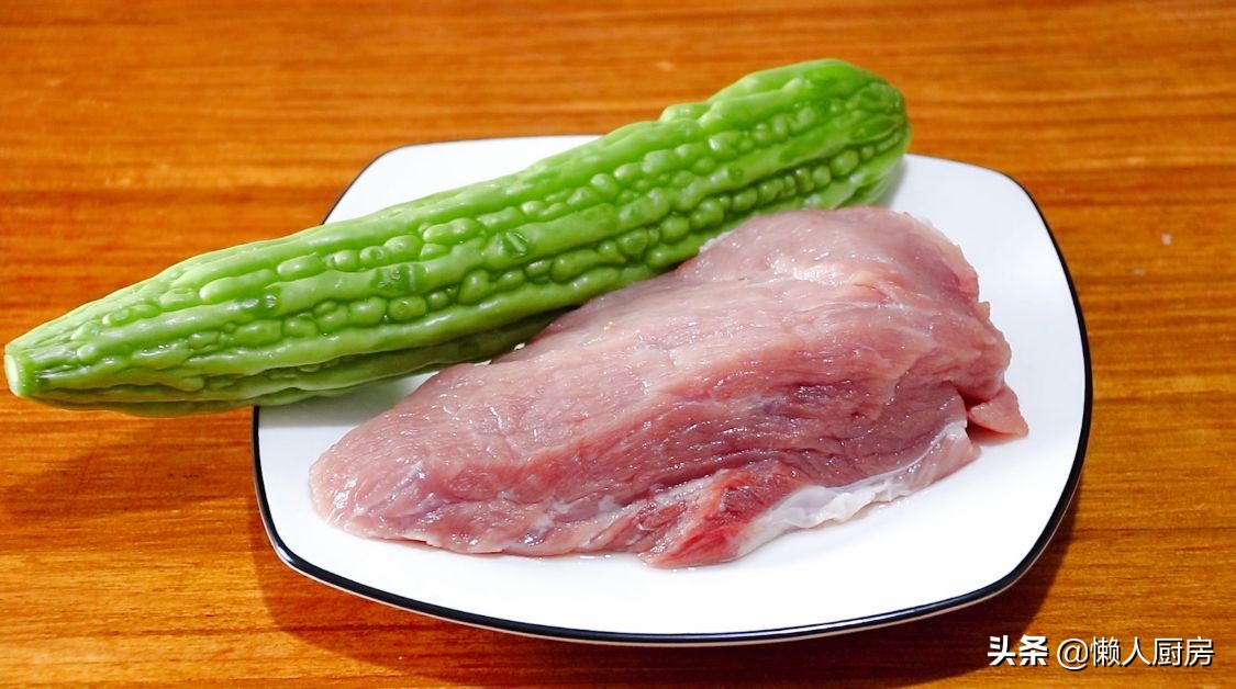 苦瓜炒肉絲，教你一招，肉絲又嫩又滑，一點都不柴