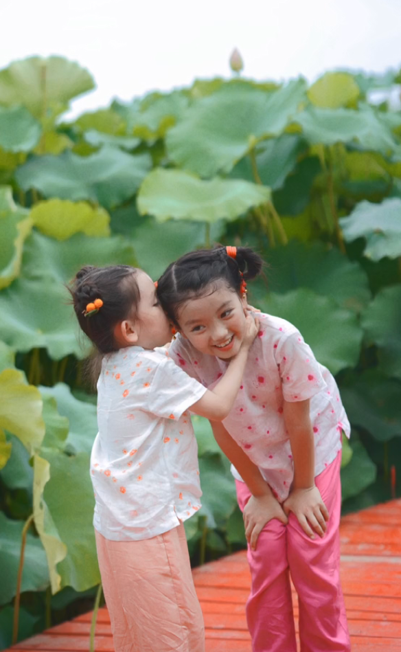 阿拉蕾与妹妹拍大片，近照又黑又瘦全程一个表情，不如妹妹有灵气