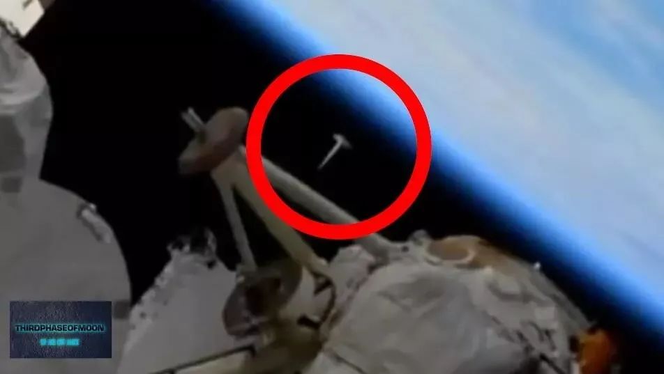 国际空间站拍到两个白色光球，悬停之后又加速飞走-第5张图片-IT新视野