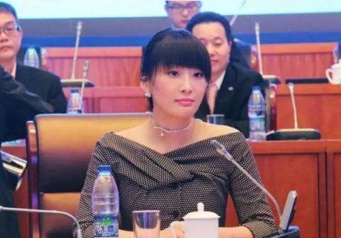 78岁父亲身价千亿，36岁漂亮女儿却嫁不出去，娶