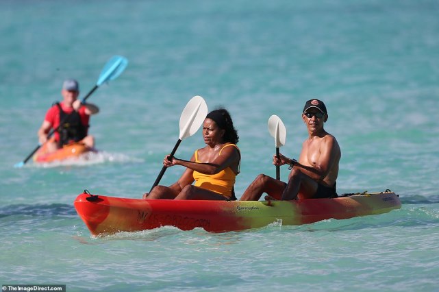 奥巴马夫妇夏威夷划皮艇，前总统光膀子秀肌肉，米歇尔罕见纯素颜