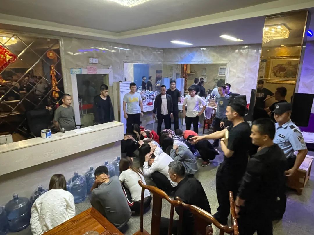赣州龙南警方突袭足浴店，20余名男女被抓