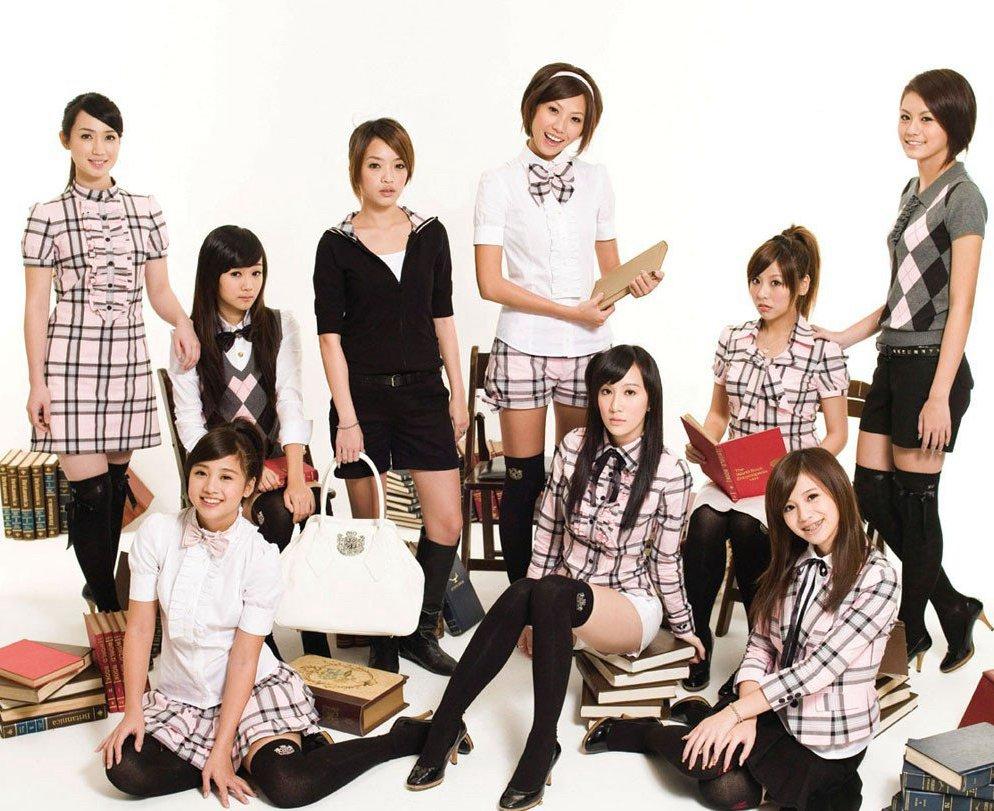 黑涩会美眉举行婚礼，7名成员齐聚当伴娘，这也