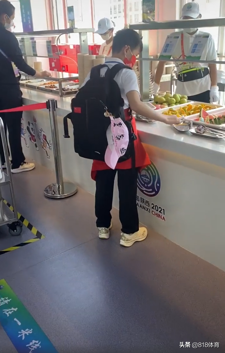 干饭人干饭魂!全红婵运动员餐厅遍尝10多种风味,拿苹果顺手塞口袋